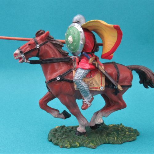 8867  Cavalier jouteur avec bouclier rond et cape sur cheval 2 (III).
